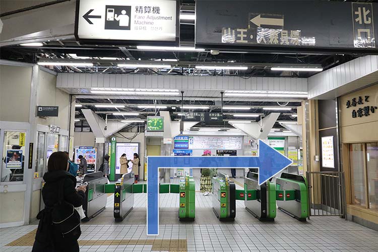 北口改札を出て右折します