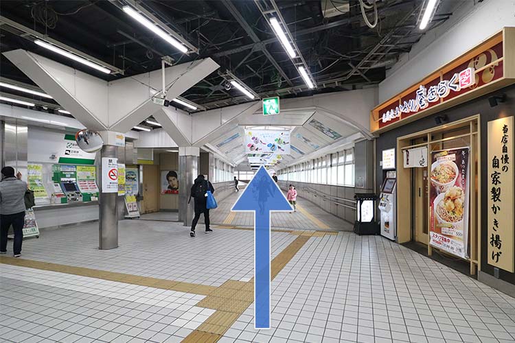 この通路を直進します