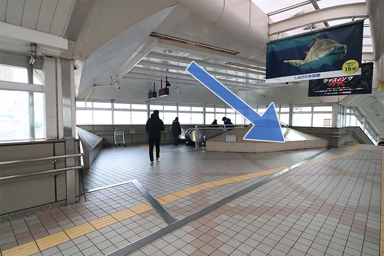 エスカレーターで地上に降ります