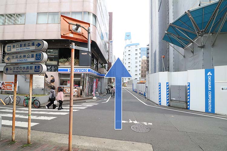 この通りを直進します