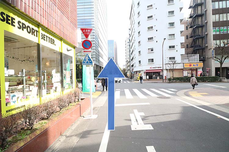 この交差点も直進しま