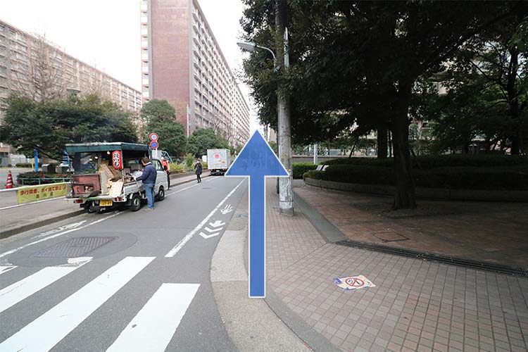 この通りを直進します