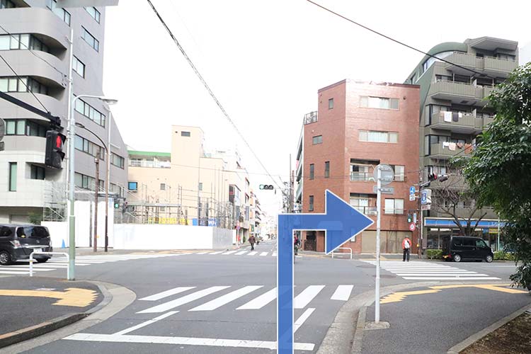 ローソンがある交差点で横断歩道を渡って右折します