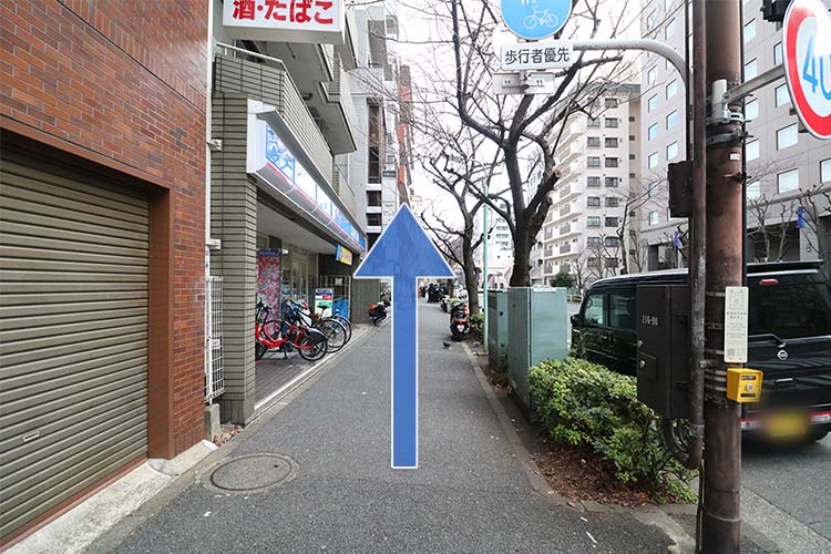 この通りを直進します