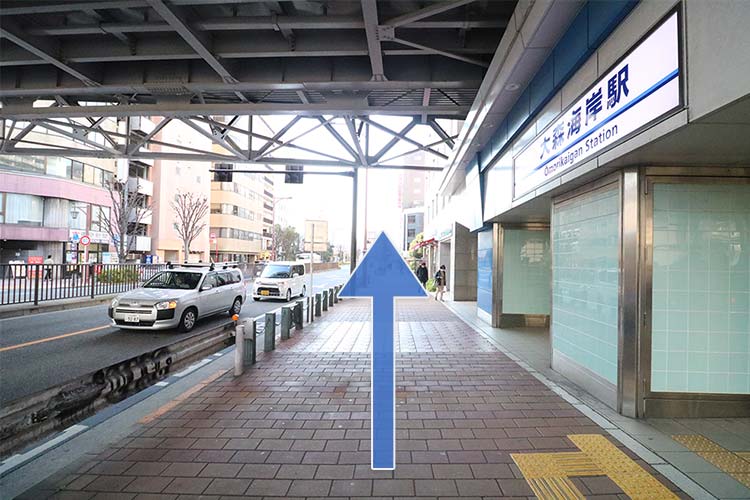 この通りを直進します