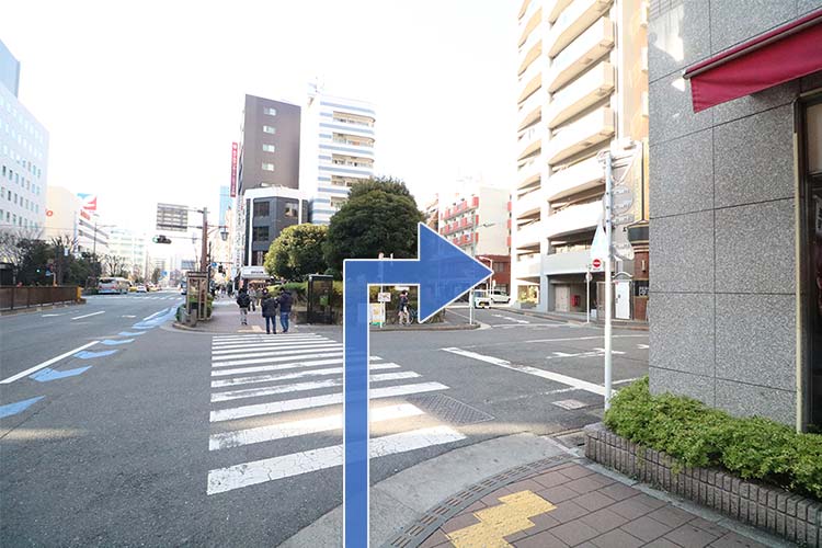 この交差点を斜めに進んで右折します