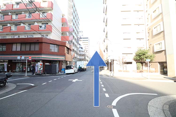 この道を直進します