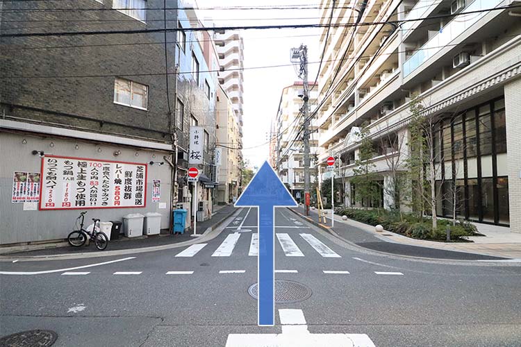 この通りを直進します