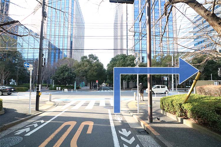 この交差点で横断歩道を渡って右折します