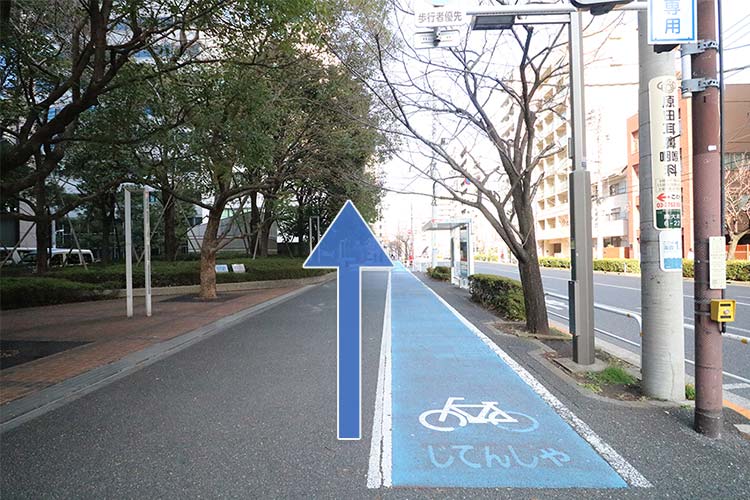 この通りを直進します