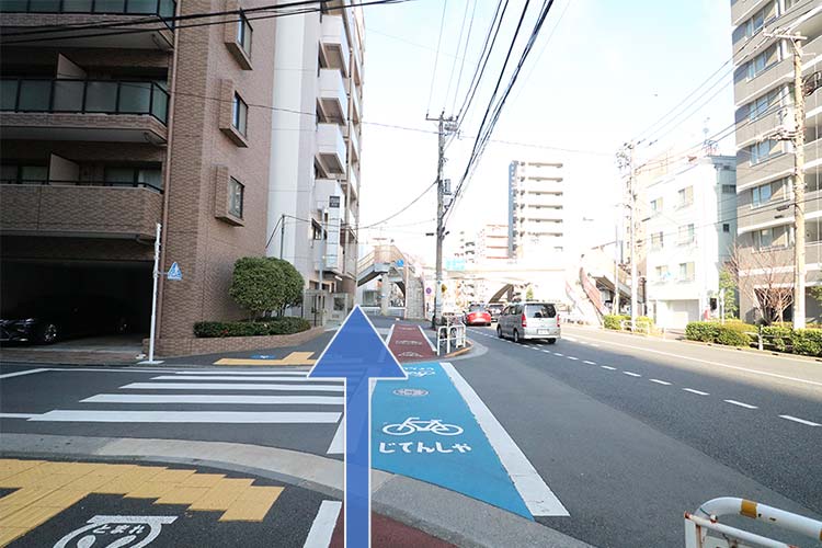 陸橋が見えるまで直進します