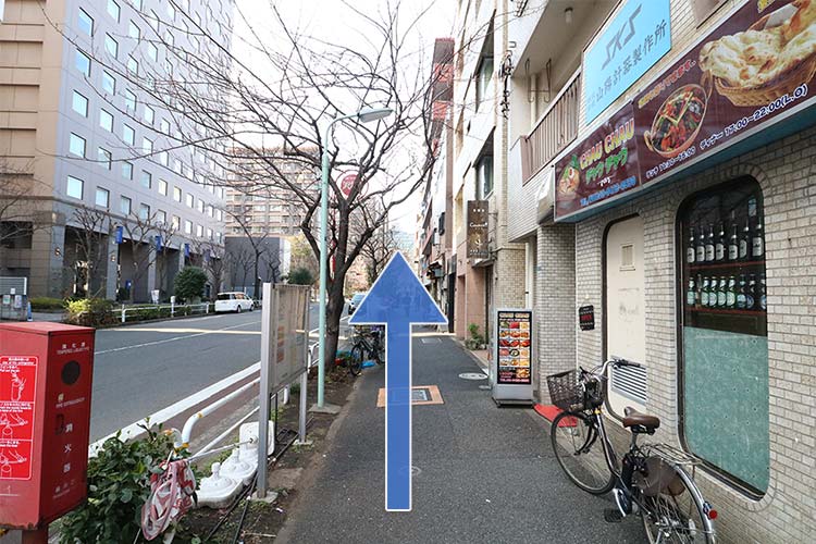 この通りを直進します