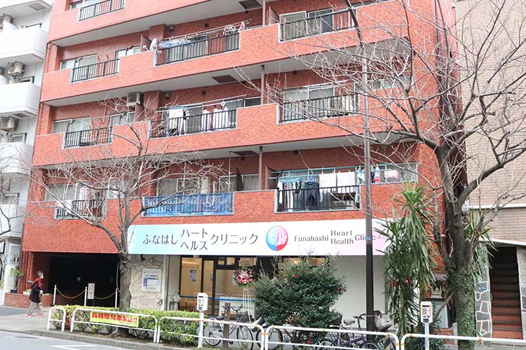 茶色のレンガのビルの1階がクリニックです